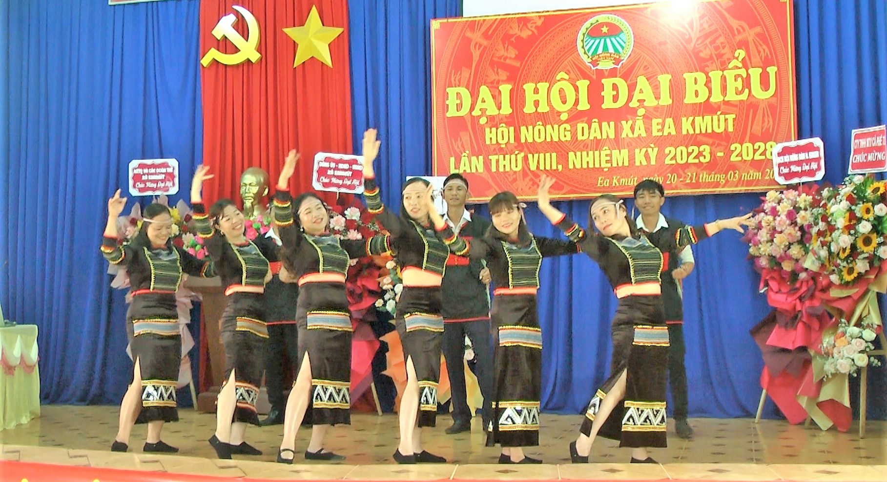 Đại hội nông dân xã EaK mút.00_00_54_00.Still003
